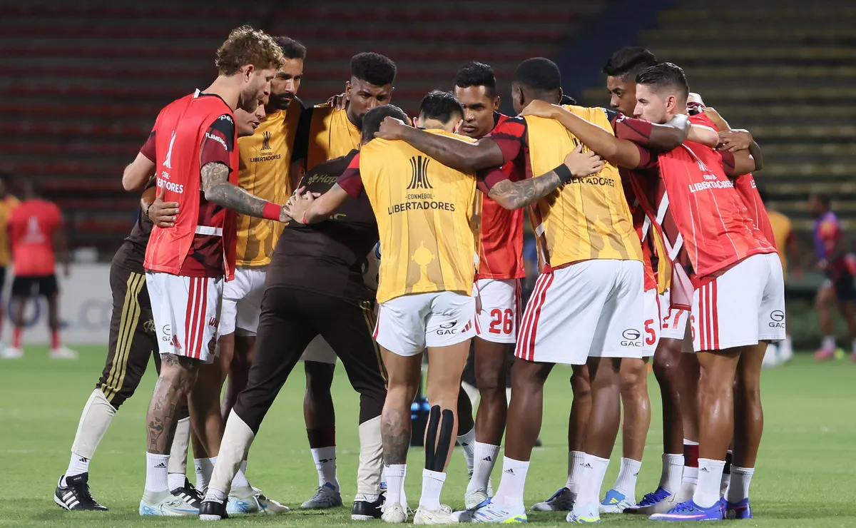 Confusão e invasão em campo causa paralisação em Independiente Medellín x Flamengo
