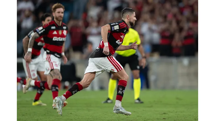RJ - RIO DE JANEIRO - 03/05/2026 - BRASILEIRO A 2026, FLAMENGO X VASCO - Jorginho jogador do Flamengo comemora seu gol com Leo Pereira jogador da sua equipe durante partida contra o Vasco no estadio Maracana pelo campeonato Brasileiro A 2026. Foto: Jorge Rodrigues/AGIF
