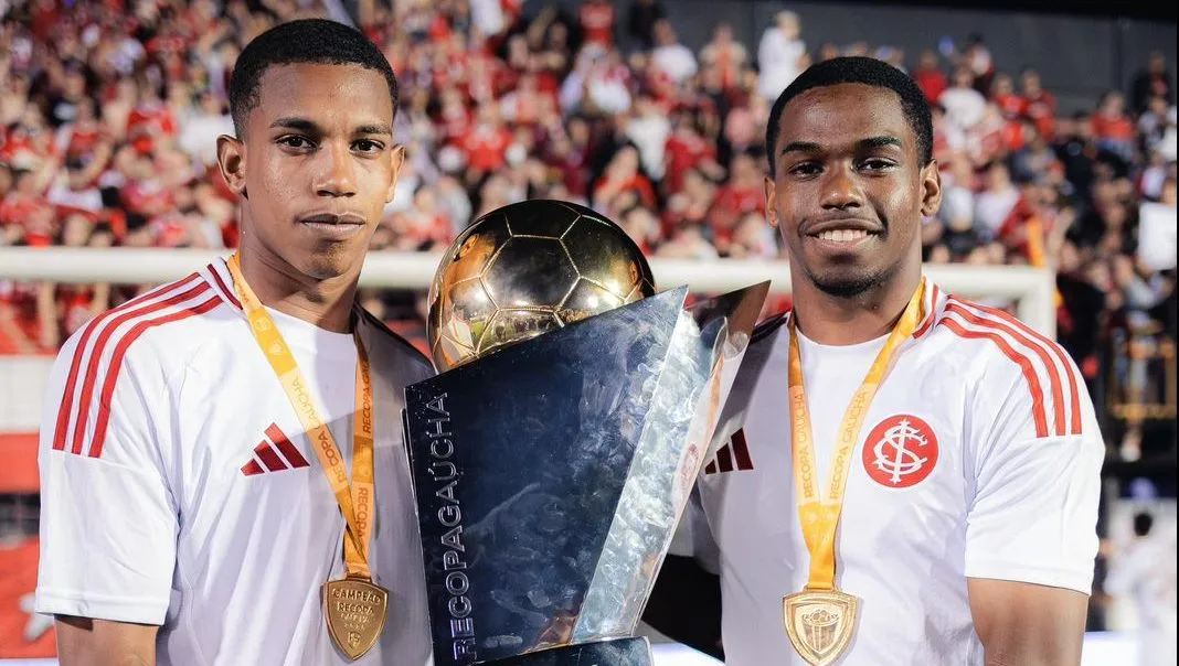 Irmãos Luiz Felipe e João Victorno celebram primeiro título profissional no Internacional. Foto: Will Anacleto