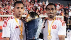Irmãos Luiz Felipe e João Victorno celebram primeiro título profissional no Internacional. Foto: Will Anacleto