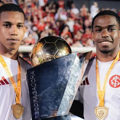 Irmãos Luiz Felipe e João Victorno celebram primeiro título profissional no Internacional