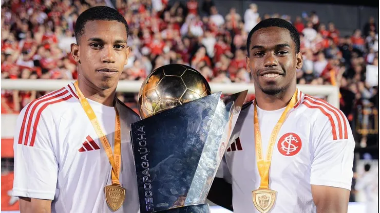Irmãos Luiz Felipe e João Victorno celebram primeiro título profissional no Internacional. Foto: Will Anacleto