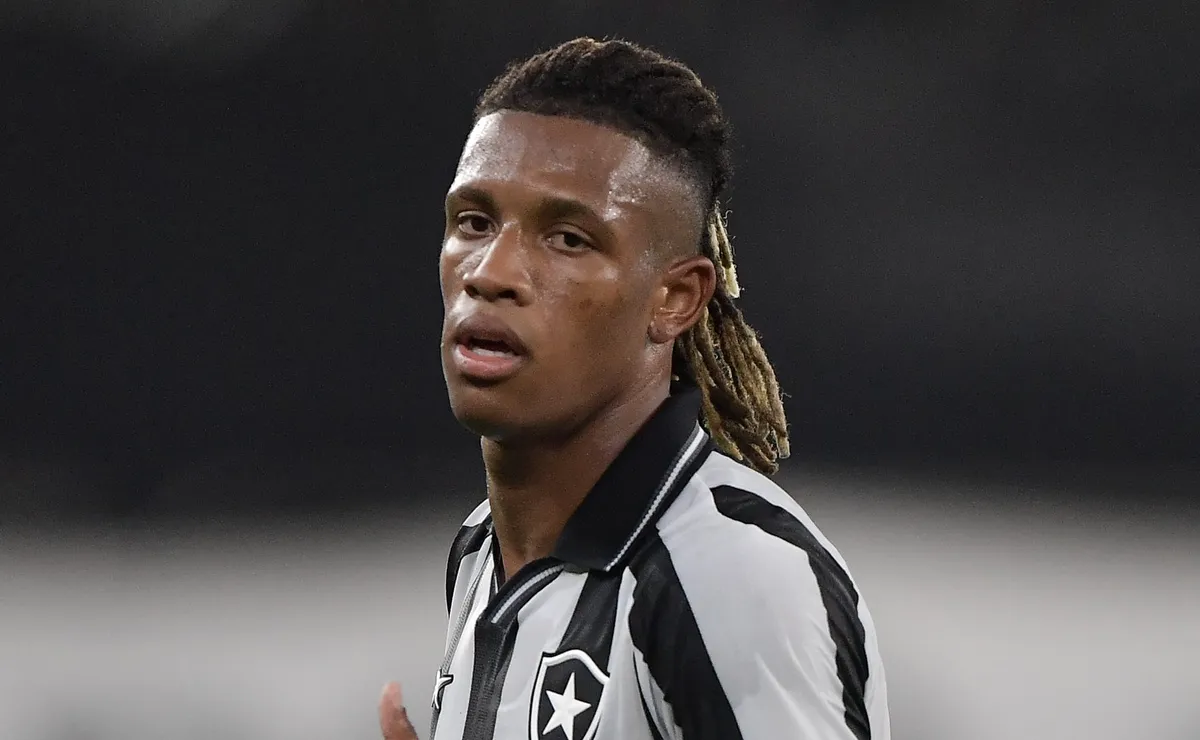 Danilo minimiza saída e destaca foco no Botafogo em meio as especulações