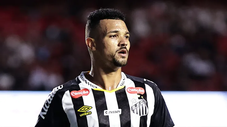 Zé Ivaldo não vive bom momento no Santos.