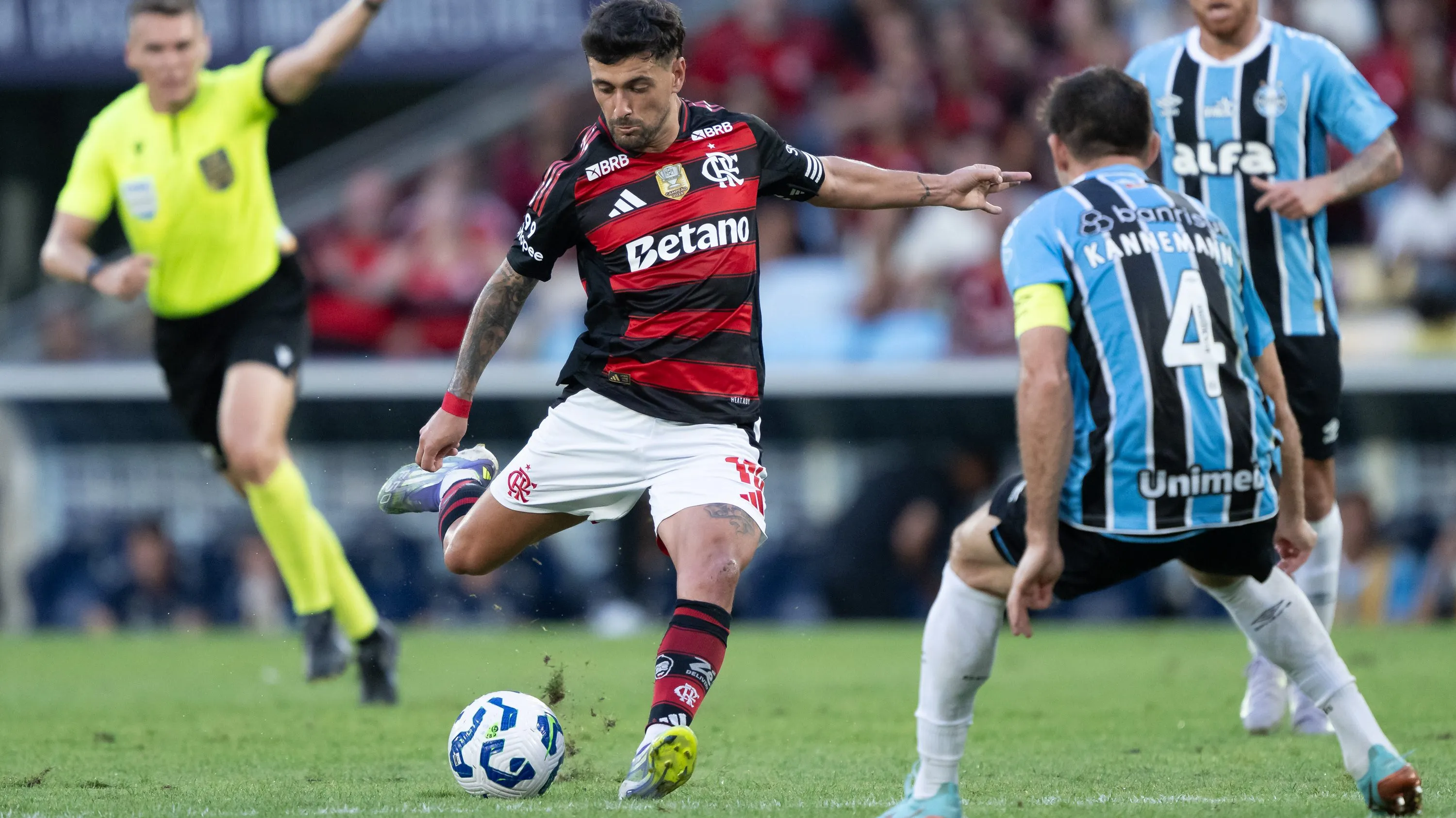 Arrascaeta jogador do Flamengo chuta para marcar seu gol durante partida contra o Gremio no estadio Maracana pelo campeonato Brasileiro A 2025. Foto: Jorge Rodrigues/AGIF
