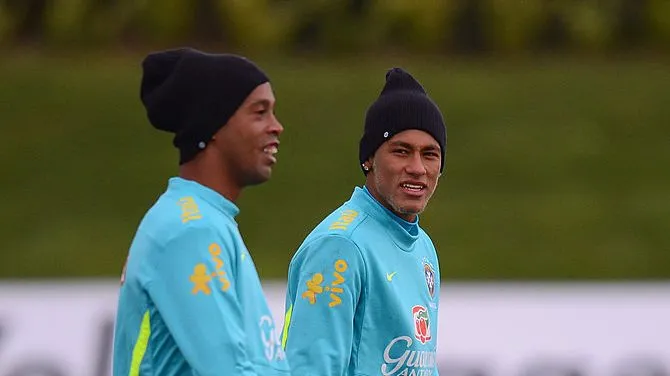 Ronaldinho e Neymar. Foto: Mike Hewitt/Getty Images