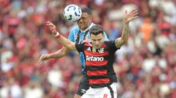 Saul jogador do Flamengo disputa lance com Carlos Vinicius jogador do Gremio durante partida no estadio Maracana pelo campeonato Brasileiro A 2025. Foto: Thiago Ribeiro/AGIF