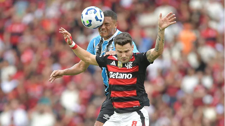 Saul jogador do Flamengo disputa lance com Carlos Vinicius jogador do Gremio durante partida no estadio Maracana pelo campeonato Brasileiro A 2025. Foto: Thiago Ribeiro/AGIF