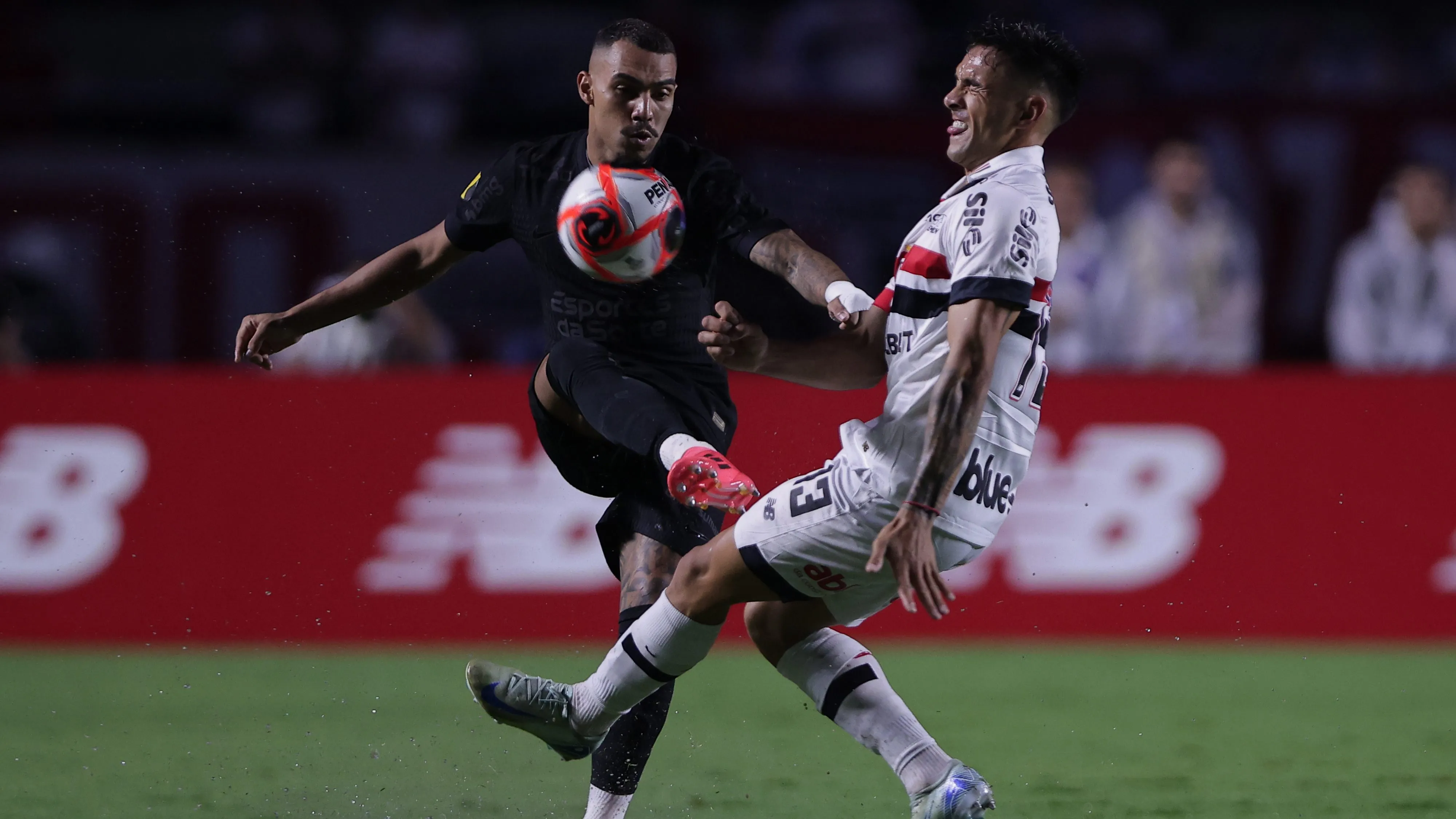 Enzo Díaz jogador do Sao Paulo disputa lance com Matheuzinho jogador do Corinthians durante partida no estadio Morumbi pelo campeonato Paulista 2025. Foto: Ettore Chiereguini/AGIF