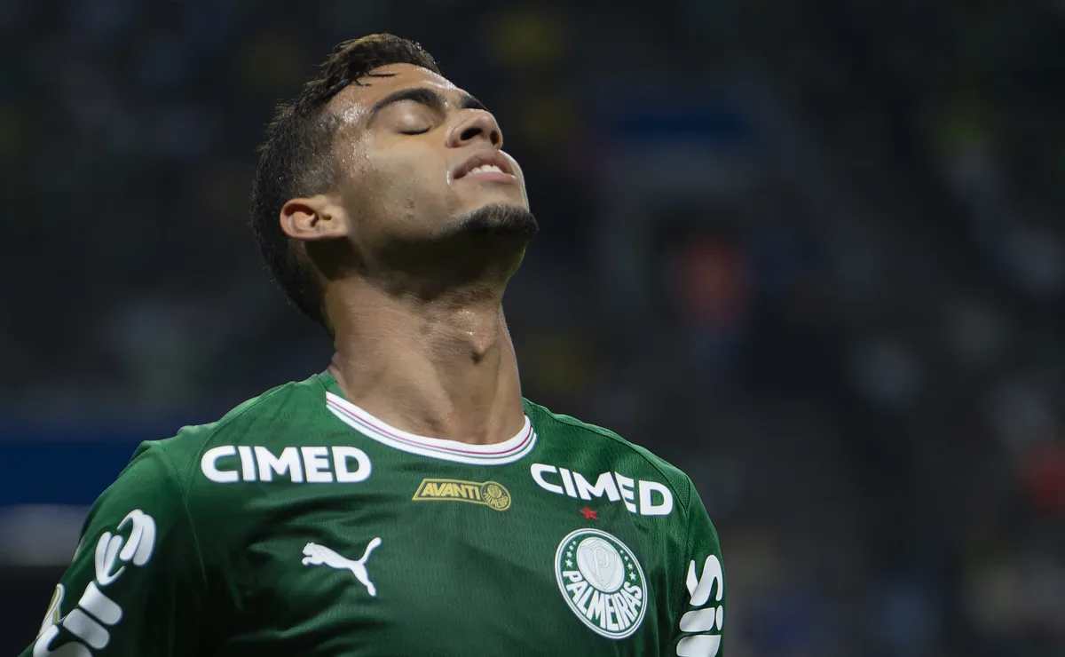 Arthur lesiona coxa e desfalcará Palmeiras em sequência decisiva; lateral tenta voltar contra Flamengo
