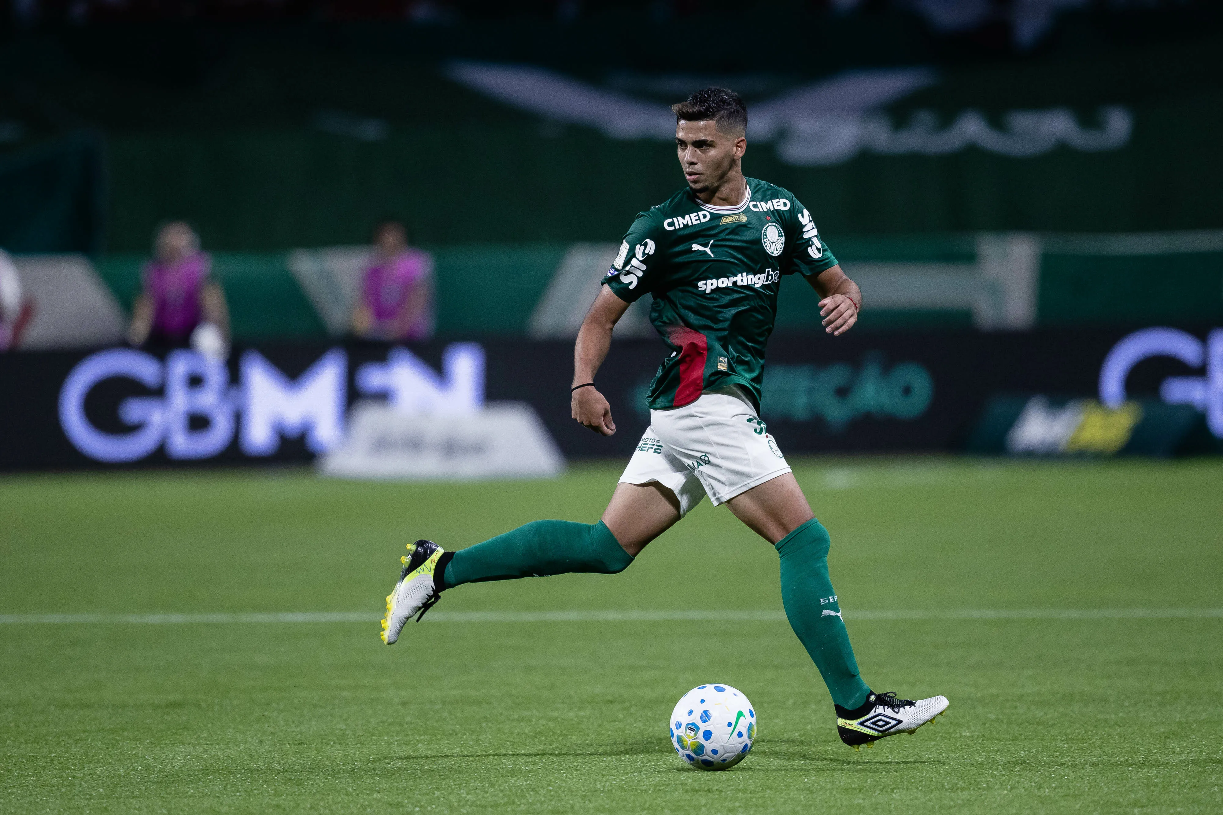 Sem Arthur, Abel terá que apelar para Jefté na lateral esquerda para os próximos jogos do Verdão – Foto: Ettore Chiereguini/AGIF
