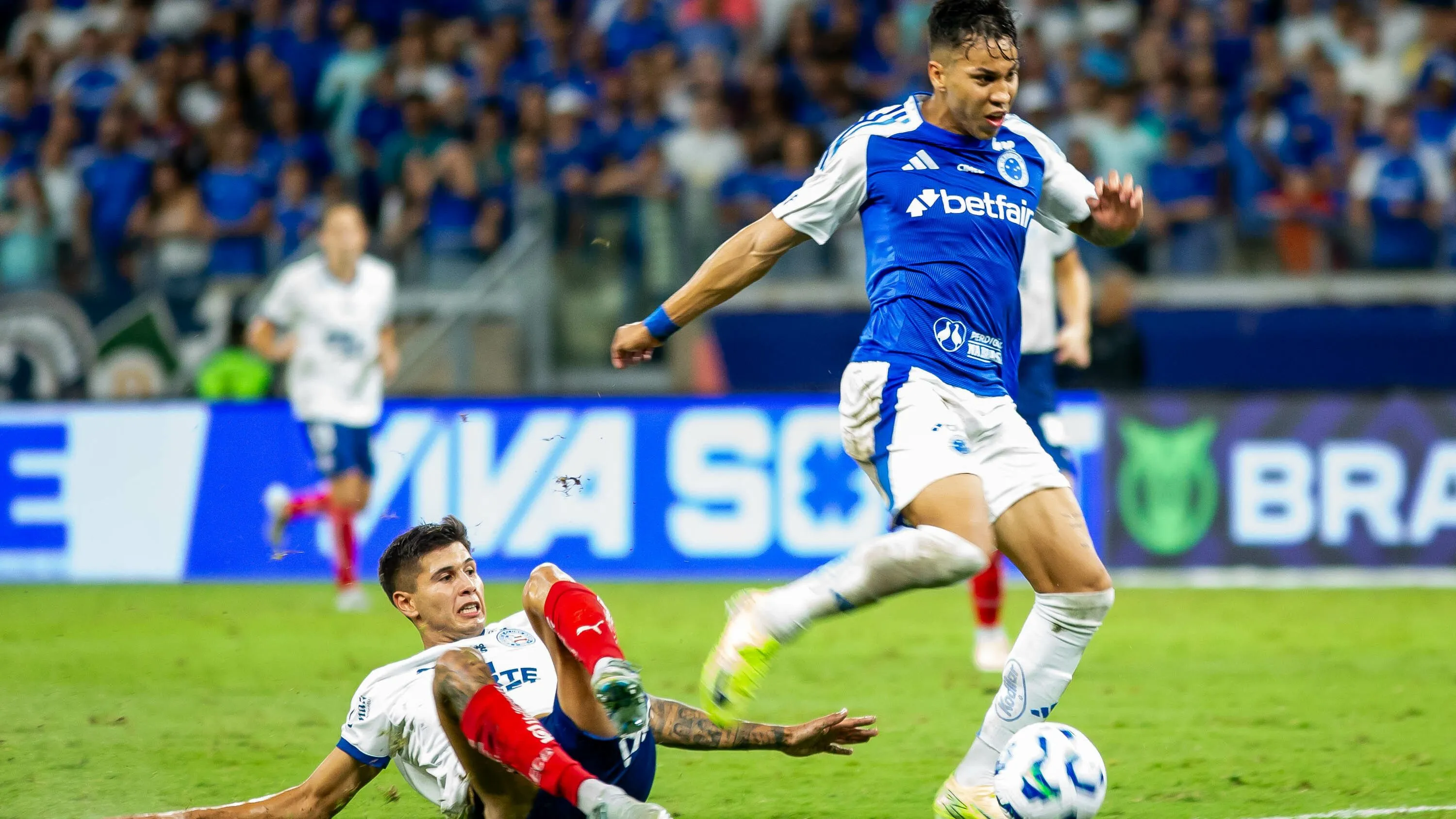 Kaio Jorge jogador do Cruzeiro comemora seu gol durante partida contra o Bahia no estadio Mineirao pelo campeonato Brasileiro A 2025. Foto: Fernando Moreno/AGIF