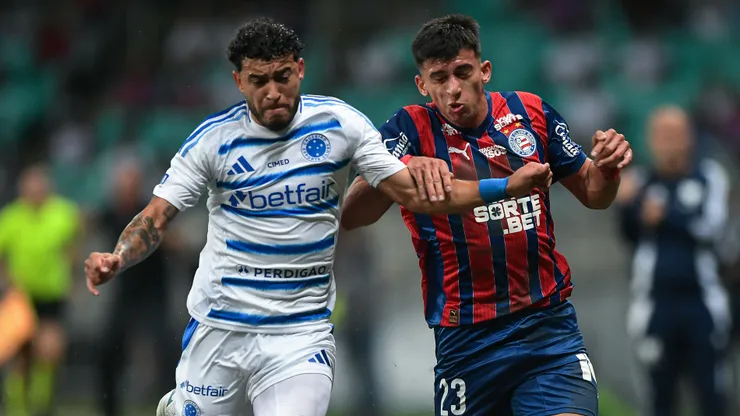 Sanabria e William disputam lance na Fonte Nova. Foto: Jhony Pinho/AGIF