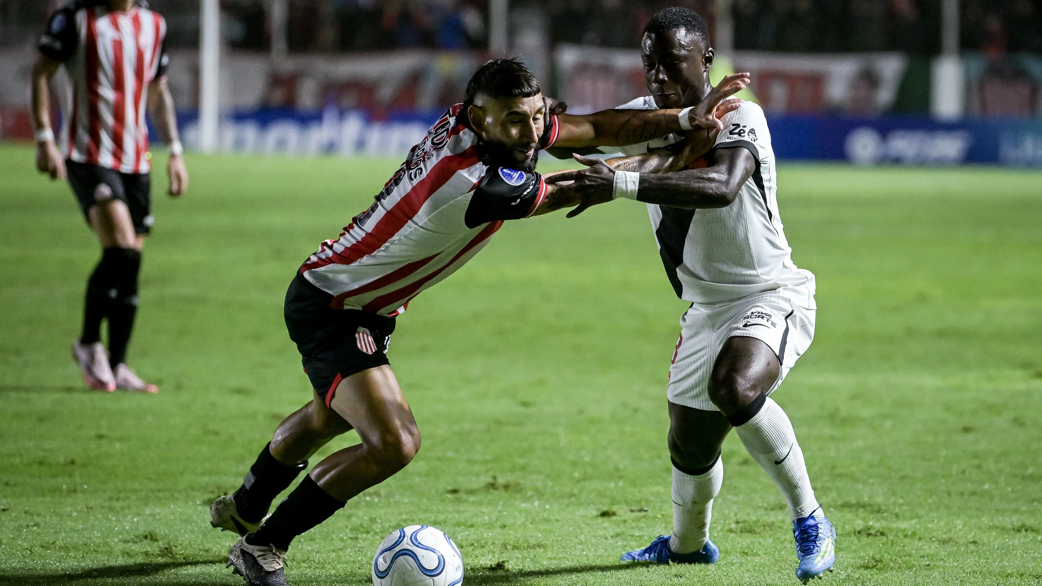 Hinestroza contra o Barracas Central. (Photo by Marcelo Endelli/Getty Images)