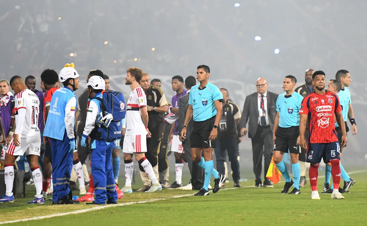 Conmebol avalia W.O. após confusão em jogo do Flamengo e punição ao Independiente Medellín