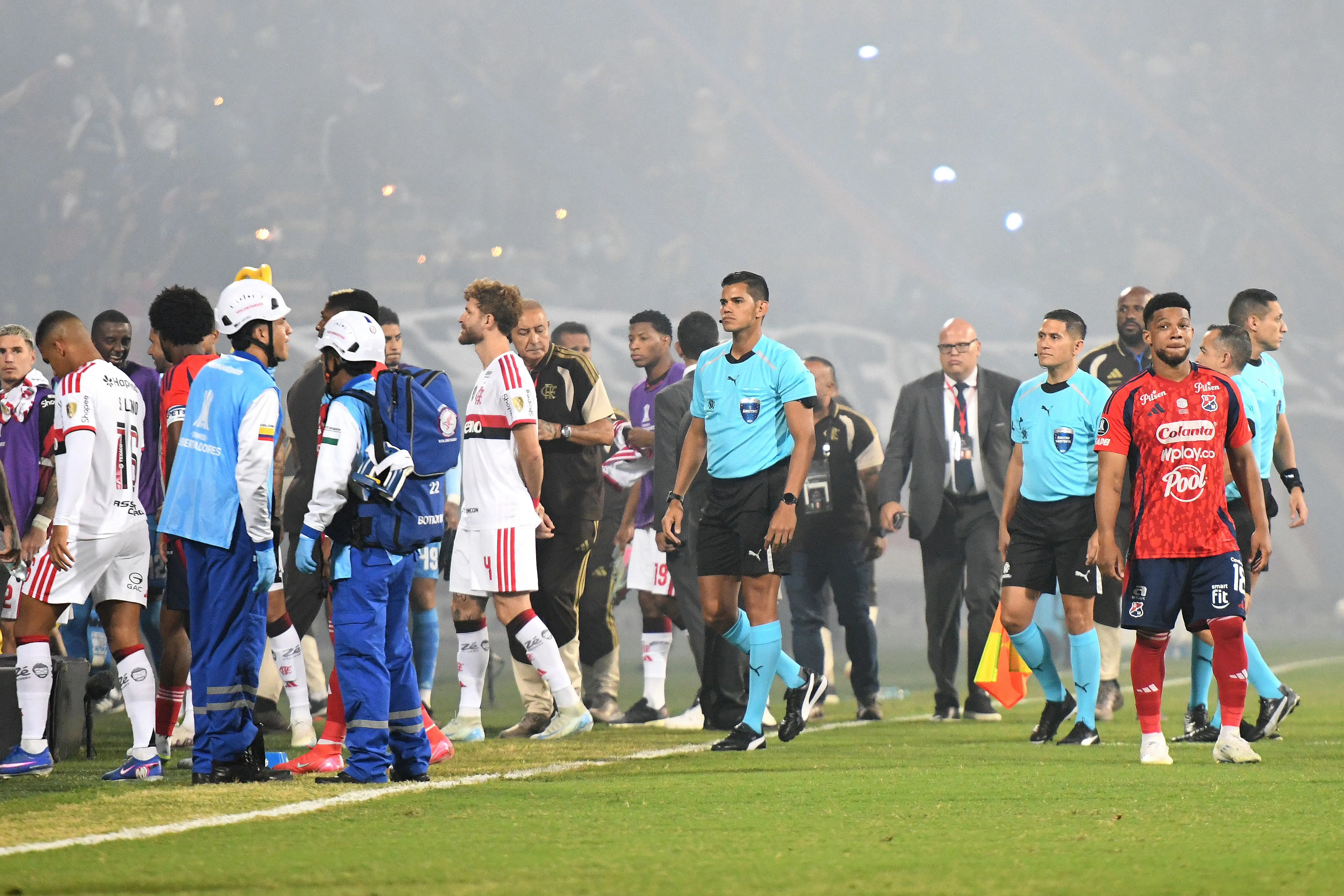 Momento do início da confusão. Photo by Daniel Gallo/Vizzor Image/Getty Images