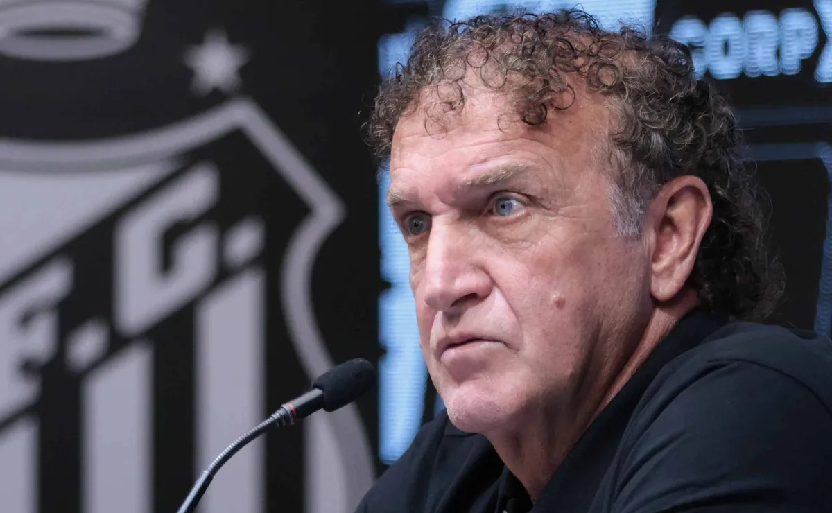 Gestão Marcelo Teixeira atrasa salários no Santos, compra desgaste com elenco e pressiona Cuca