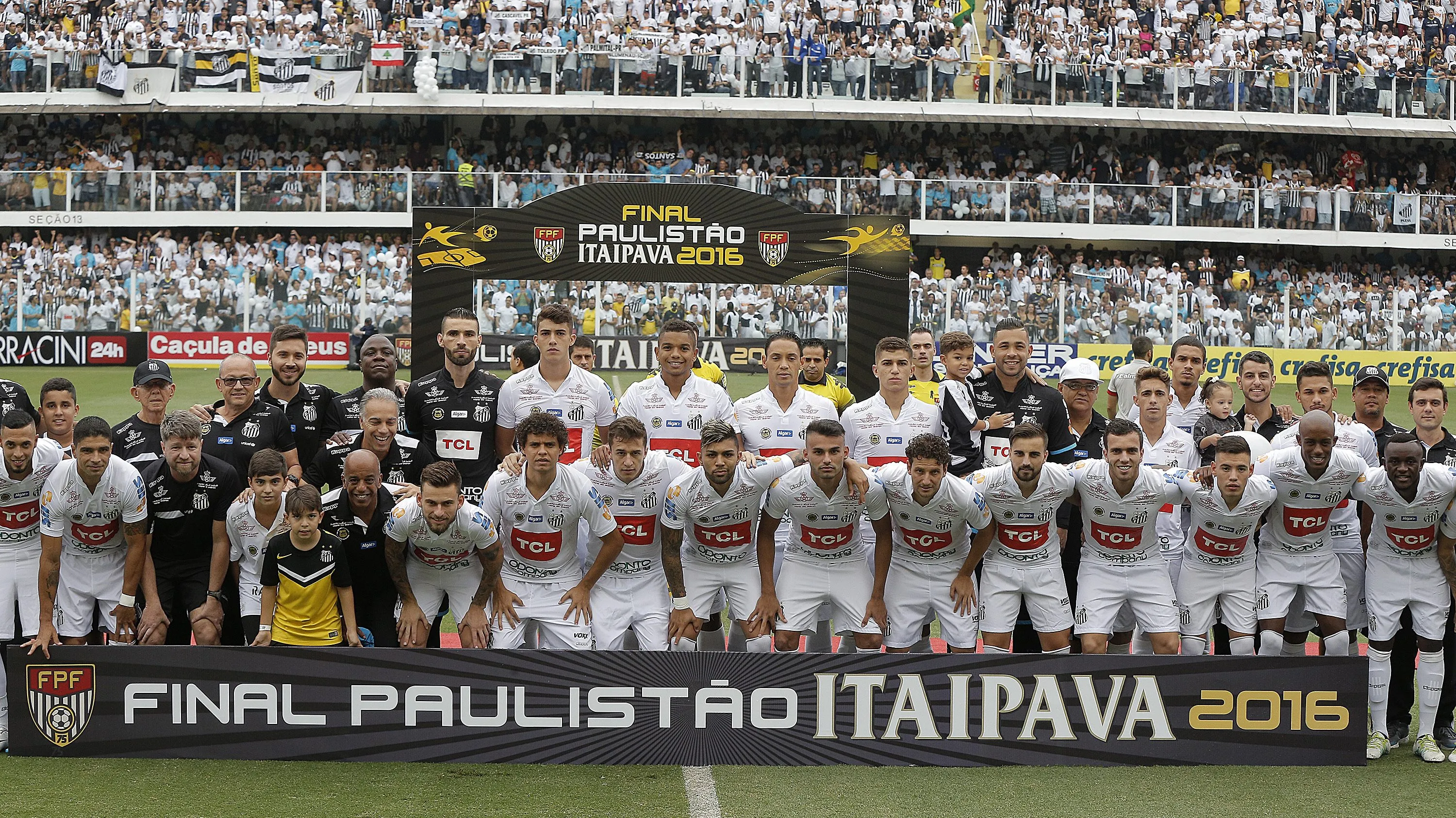Jogadores do Santos posados durante partida de volta da final do Campeonato Paulista 2016, no Estadio Urbano Caldeira na Vila Belmiro/Santos. Foto: Daniel Vorley/AGIF.