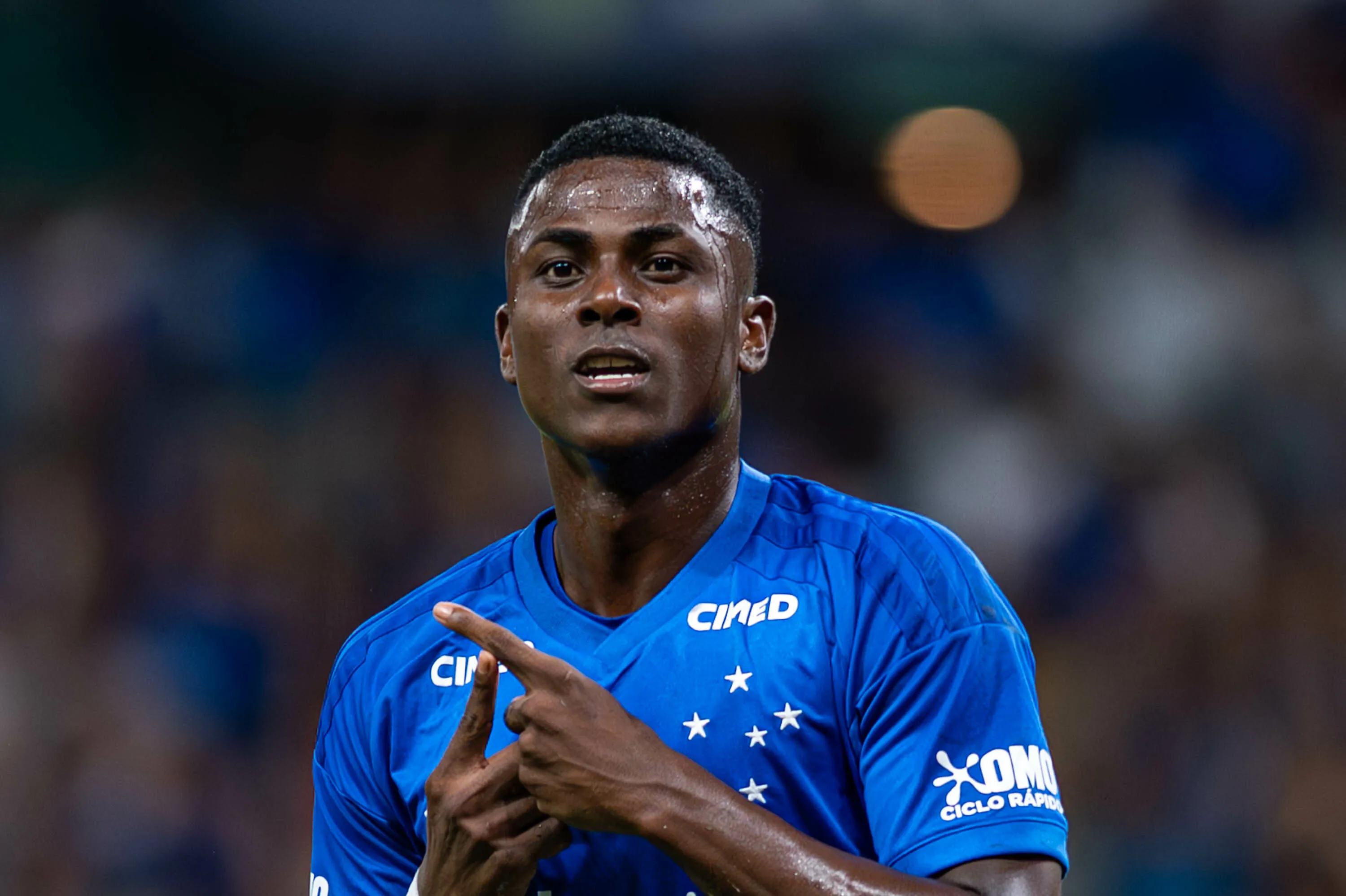 Neiser jogador do Cruzeiro comemora seu gol durante partida contra o Bragantino no estadio Mineirao pelo campeonato Brasileiro A 2026. Foto: Alessandra Torres/AGIF