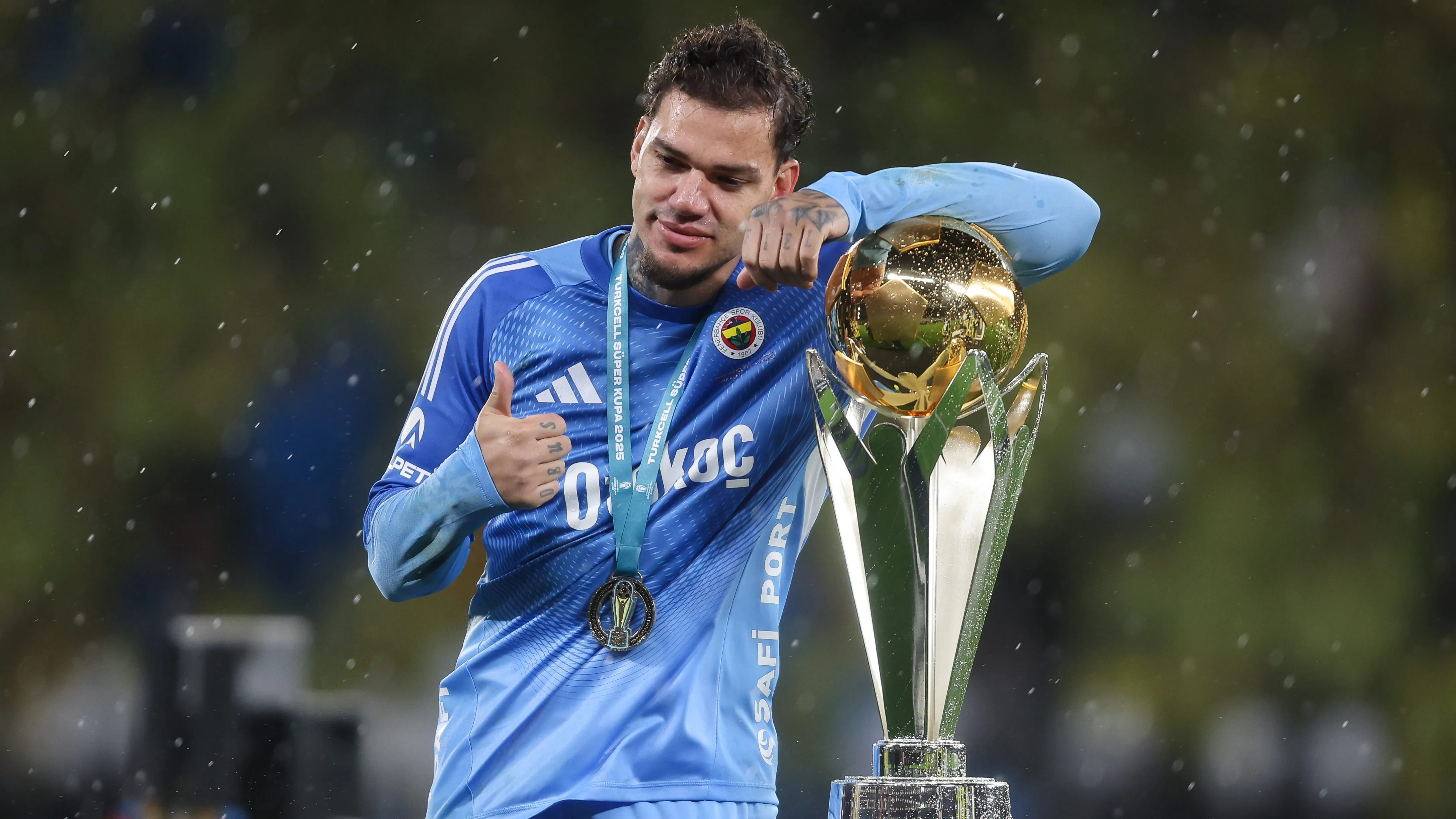 Ederson em ação – Foto: Ahmad Mora/Getty Images