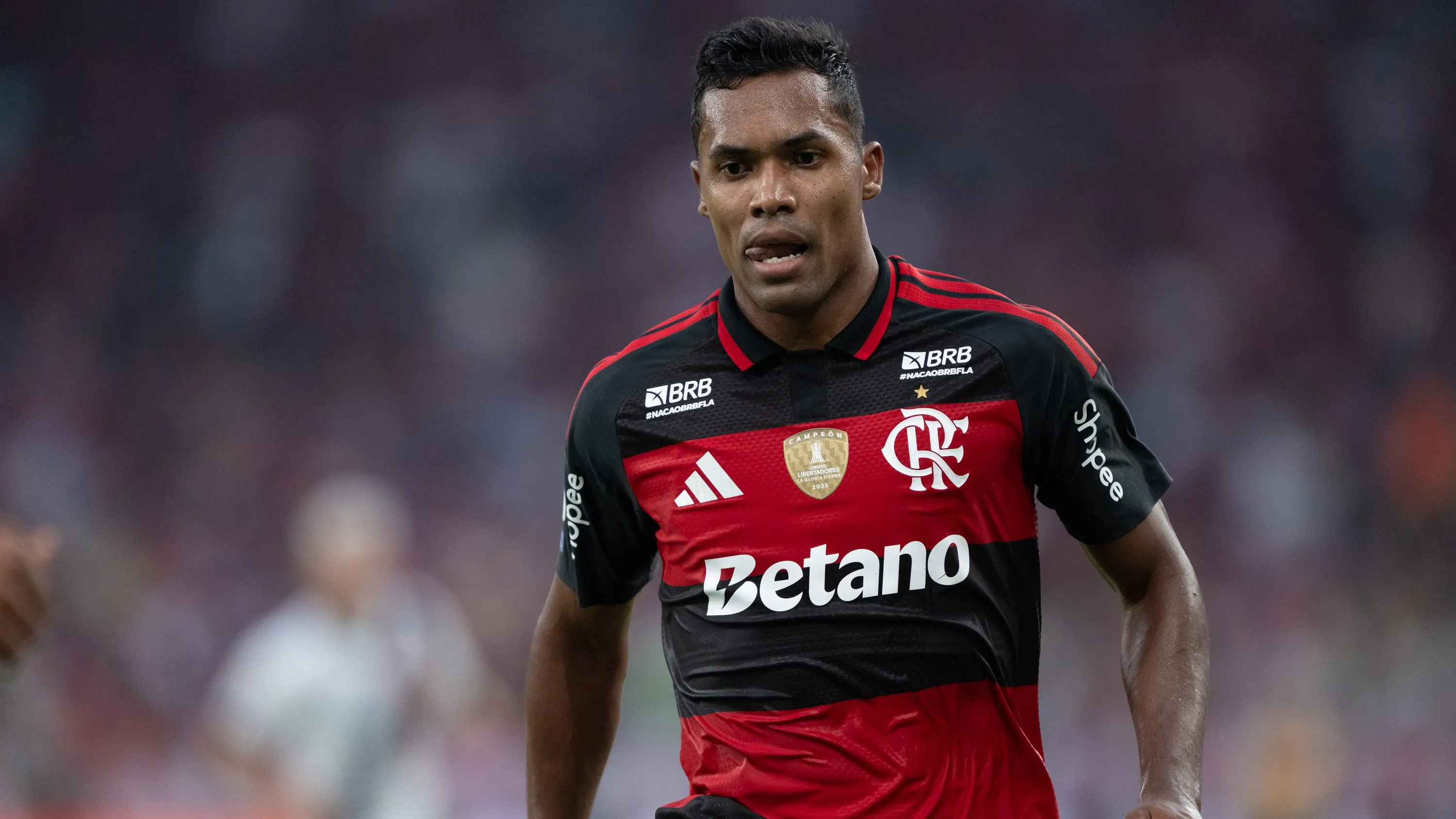 Alex Sandro, jogador do Flamengo, durante partida contra o Vasco no estadio Maracana pelo campeonato Brasileiro A 2026. Foto: Jorge Rodrigues/AGIF