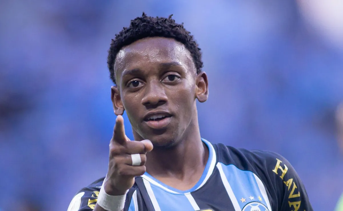 Grêmio se aproxima de renovação com Gabriel Mec até 2031, mas sabe de interesse da Europa pelo atleta