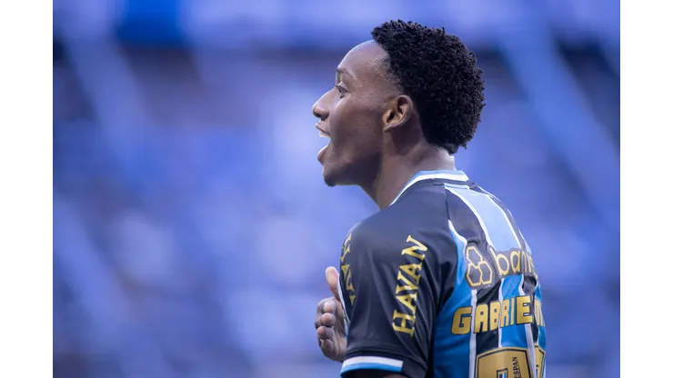 Gabriel Mec, jogador do Grêmio comemora seu gol durante partida contra o Coritiba no estadio Arena do Gremio pelo campeonato Brasileiro A 2026. Foto: Maxi Franzoi/AGIF