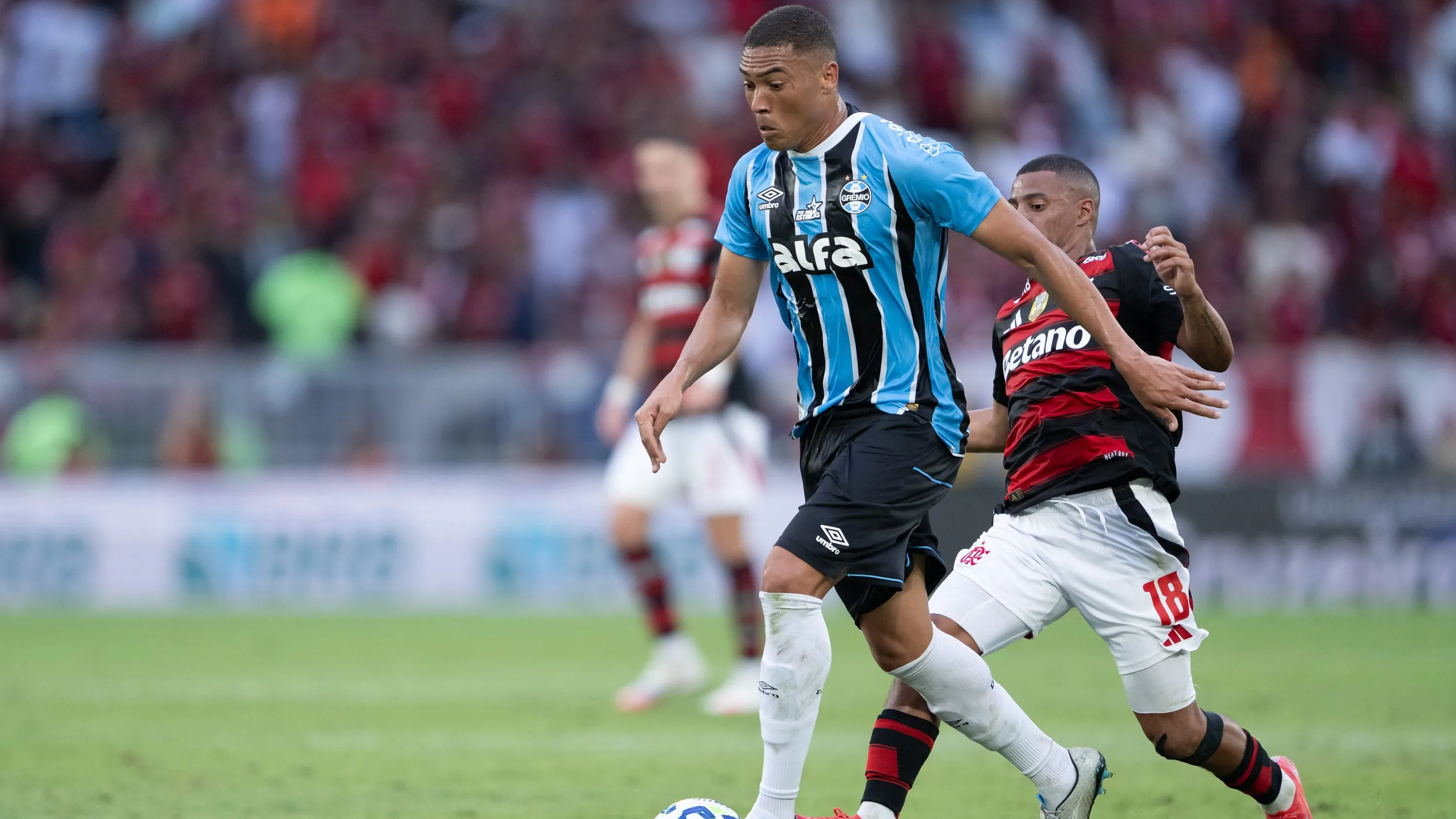 Carlos Vinicius, jogador do Grêmio durante partida contra o Flamengo no estadio Maracana pelo campeonato Brasileiro A 2025. Foto: Jorge Rodrigues/AGIF