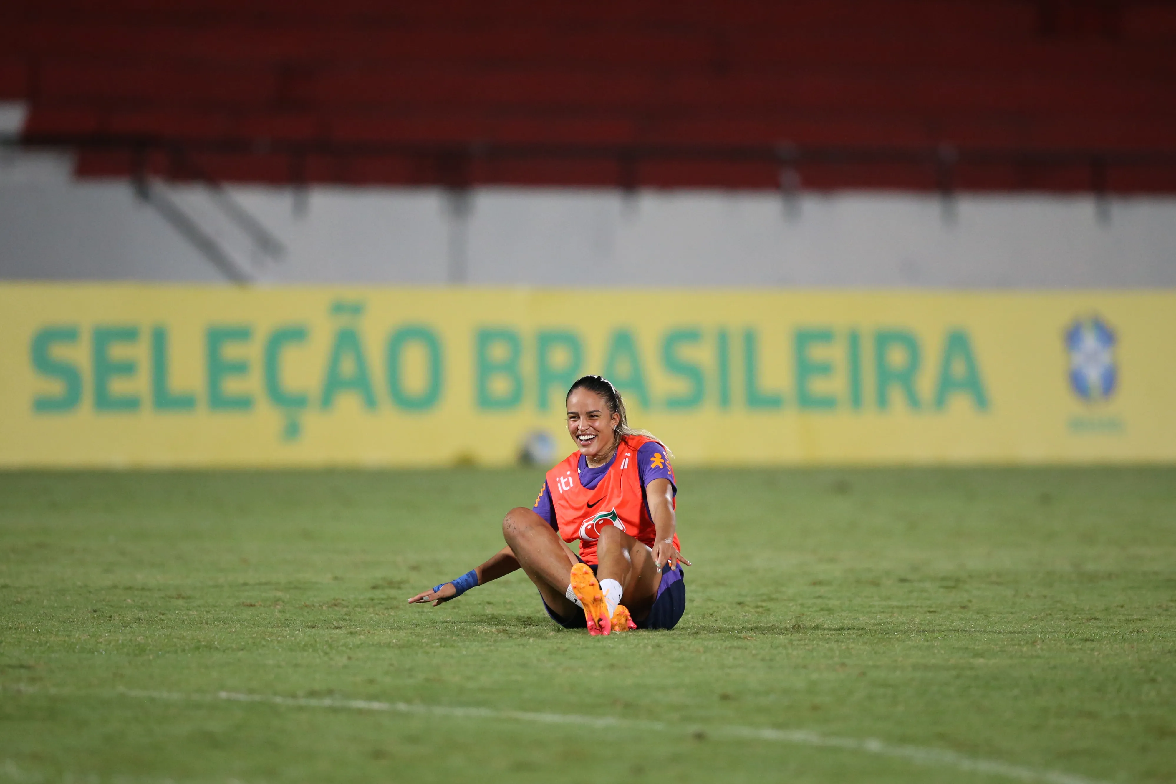 Gabi Nunes com a Seleção. Foto: Marlon Costa/AGIF