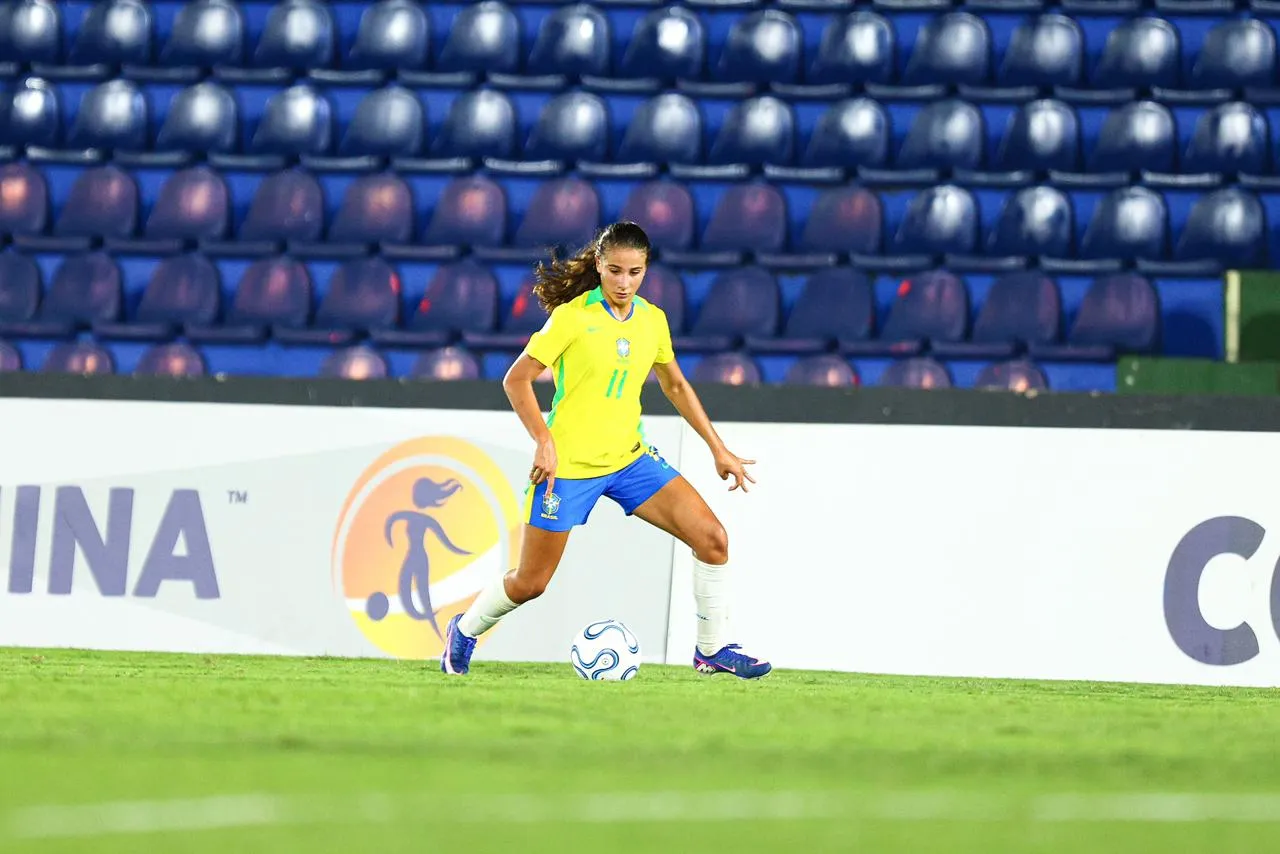 Sofia Gamonal com a Amarelinha. Foto: Staff Images/CBF