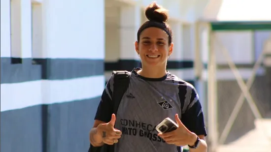 Jogadora do Mixto se apresenta para jogo do Brasileiro Feminino