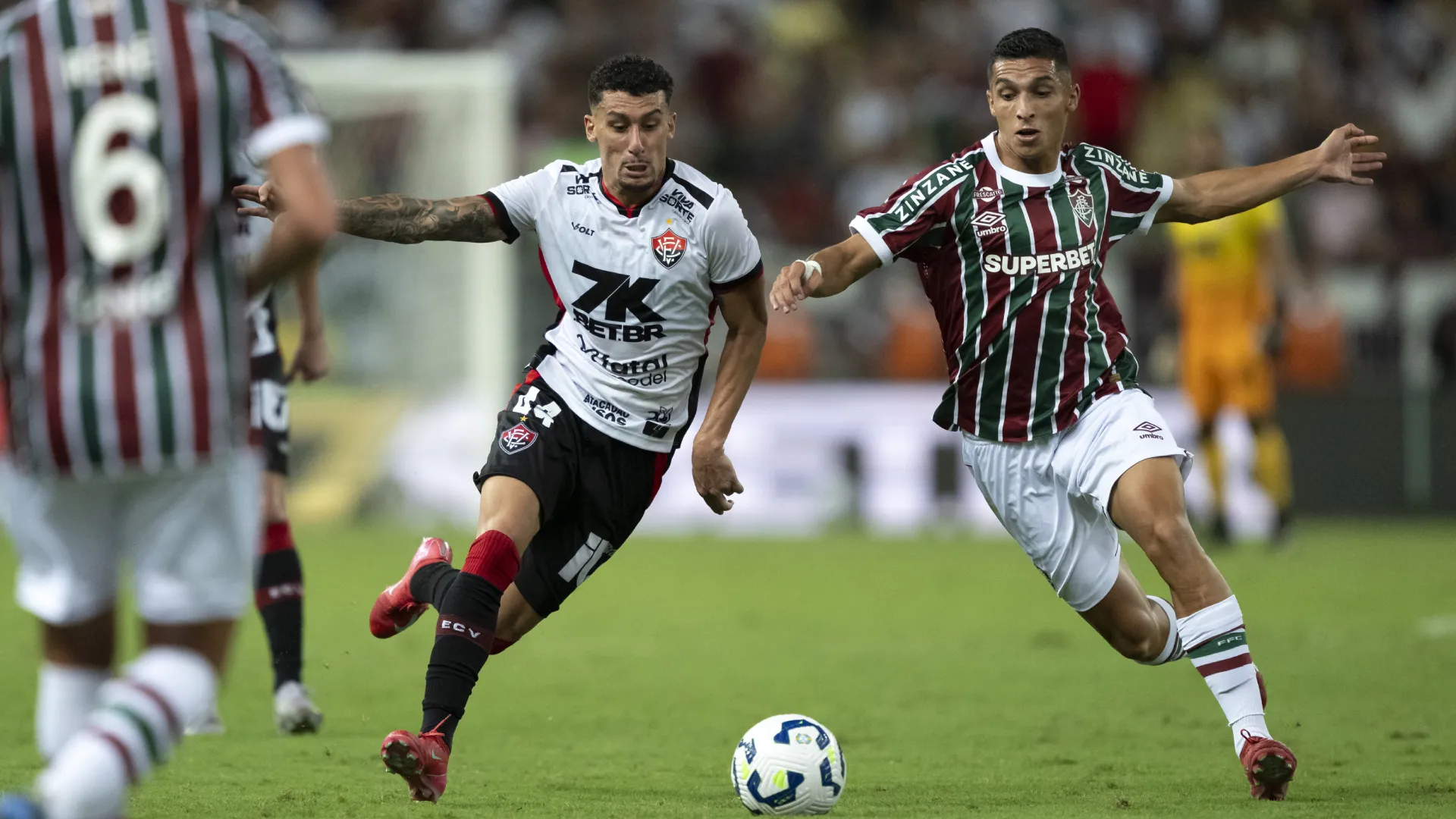 Serna em ação contra o Vitória no Brasileirão 2025 – Foto: Jorge Rodrigues/AGIF
