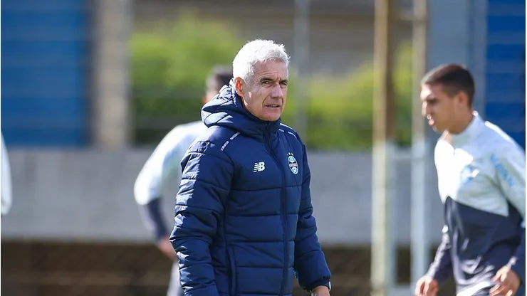 Luís Castro durante treino de sexta-feira (8) no CT