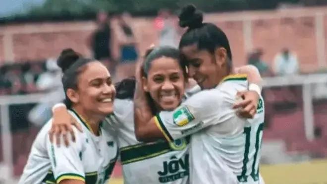 Jogadoras do Liga Sanjoanense celebram gol