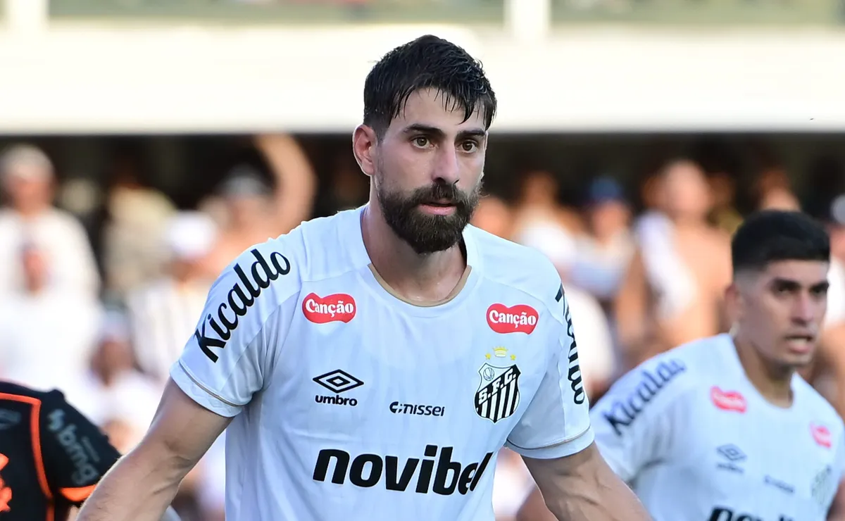 Luan Peres pode perder posição de titular para João Ananias em Santos x Red Bull Bragantino