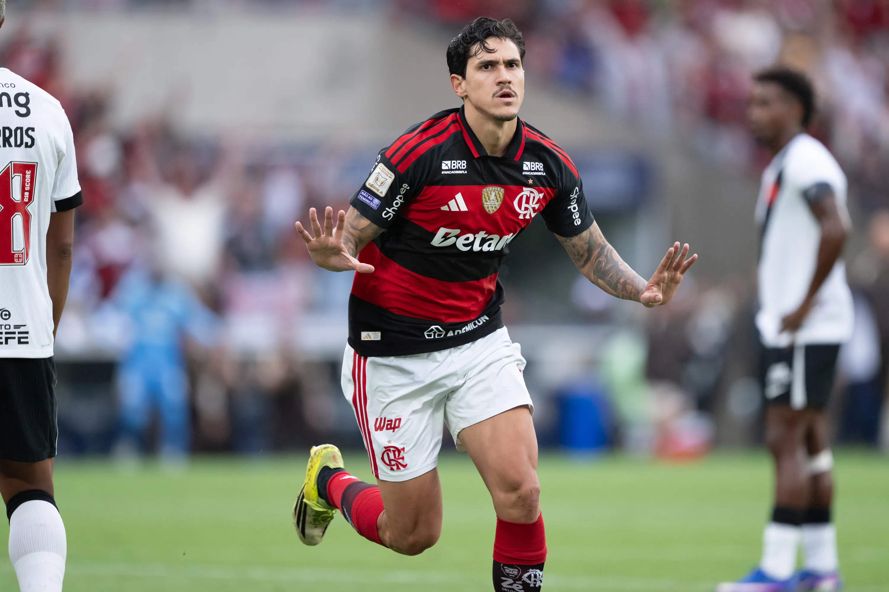 RJ – RIO DE JANEIRO – 03/05/2026 – BRASILEIRO A 2026, FLAMENGO X VASCO – Pedro jogador do Flamengo comemora seu gol durante partida contra o Vasco no estadio Maracana pelo campeonato Brasileiro A 2026. Foto: Jorge Rodrigues/AGIF