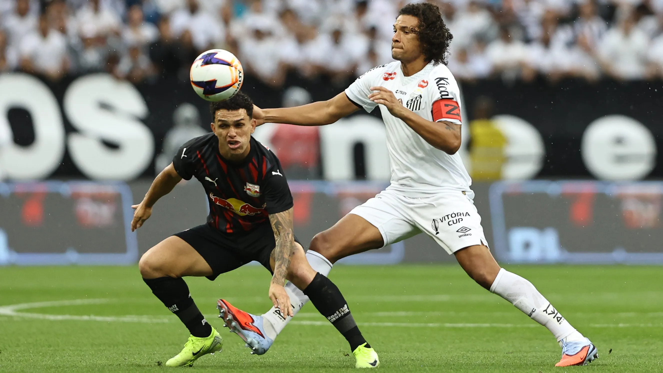 Willian Arão jogador do Santos disputa lance com Gustavinho jogador do Bragantino durante partida no estadio Arena Corinthians pelo campeonato Paulista 2026. Foto: Joisel Amaral/AGIF