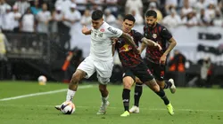Jogador do Santos disputa lance com jogador do Bragantino durante partida no estadio Arena Corinthians pelo campeonato Paulista 2026. Foto: Joisel Amaral/AGIF