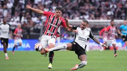Matheuzinho jogador do Corinthians disputa lance com Tapia jogador do Sao Paulo durante partida no estadio Arena Corinthians pelo campeonato Paulista 2026. Foto: Ettore Chiereguini/AGIF