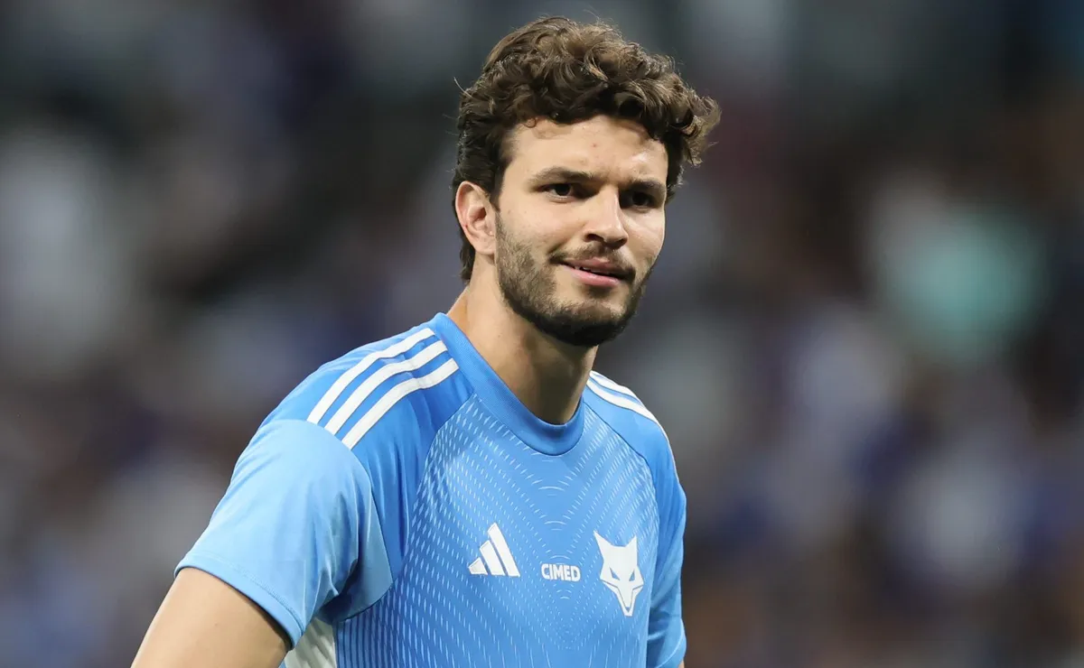 Goleiro Otávio recebe conselho de Ronaldo Giovanelli após assumir titularidade do Cruzeiro na temporada