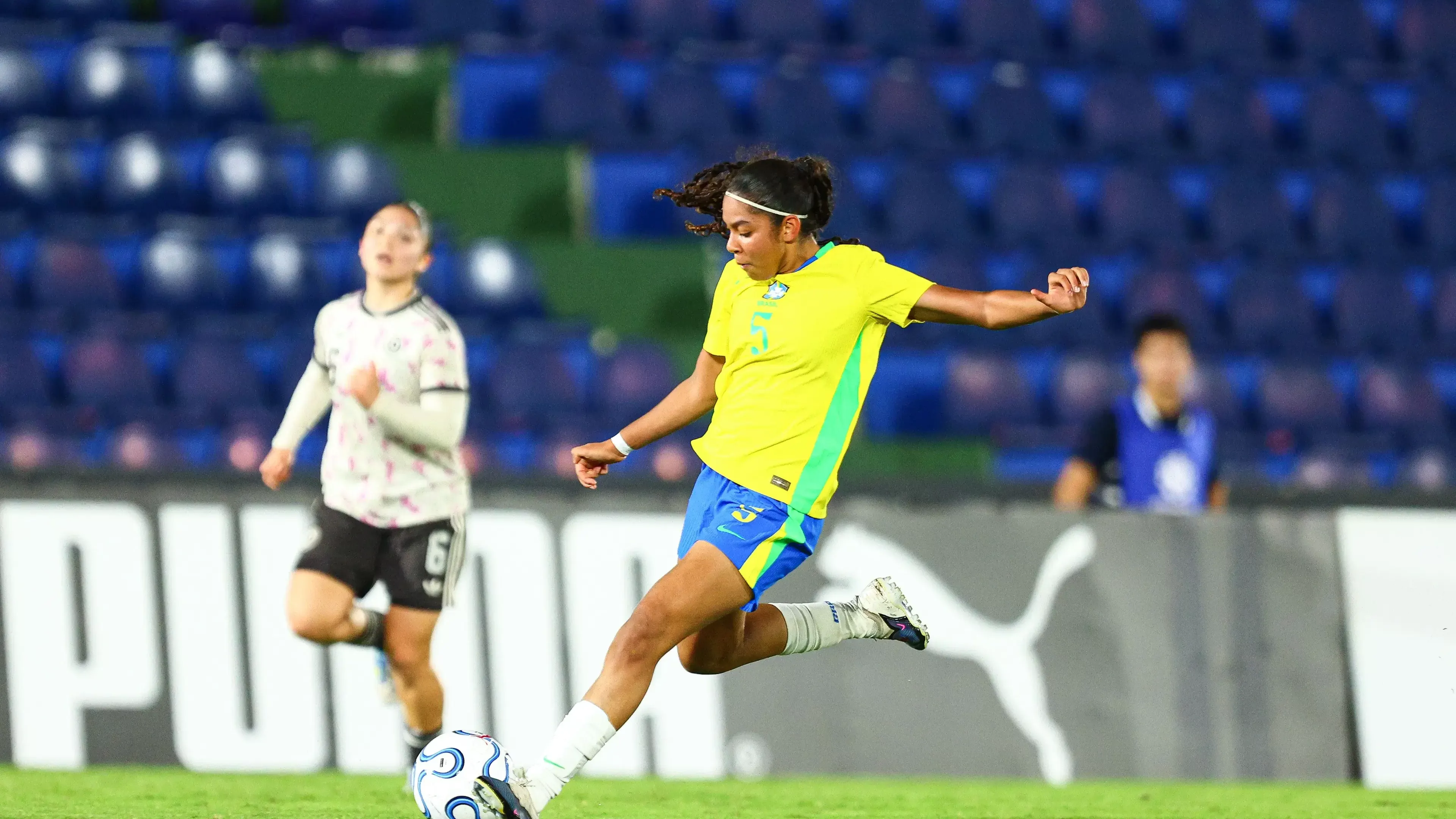 Sarah Coelho em campo pela Seleção Brasileira no Sul-Americano Feminino Sub-17