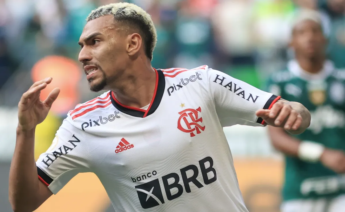 Flamengo pode receber milhões em possível venda de Matheuzinho pelo Corinthians