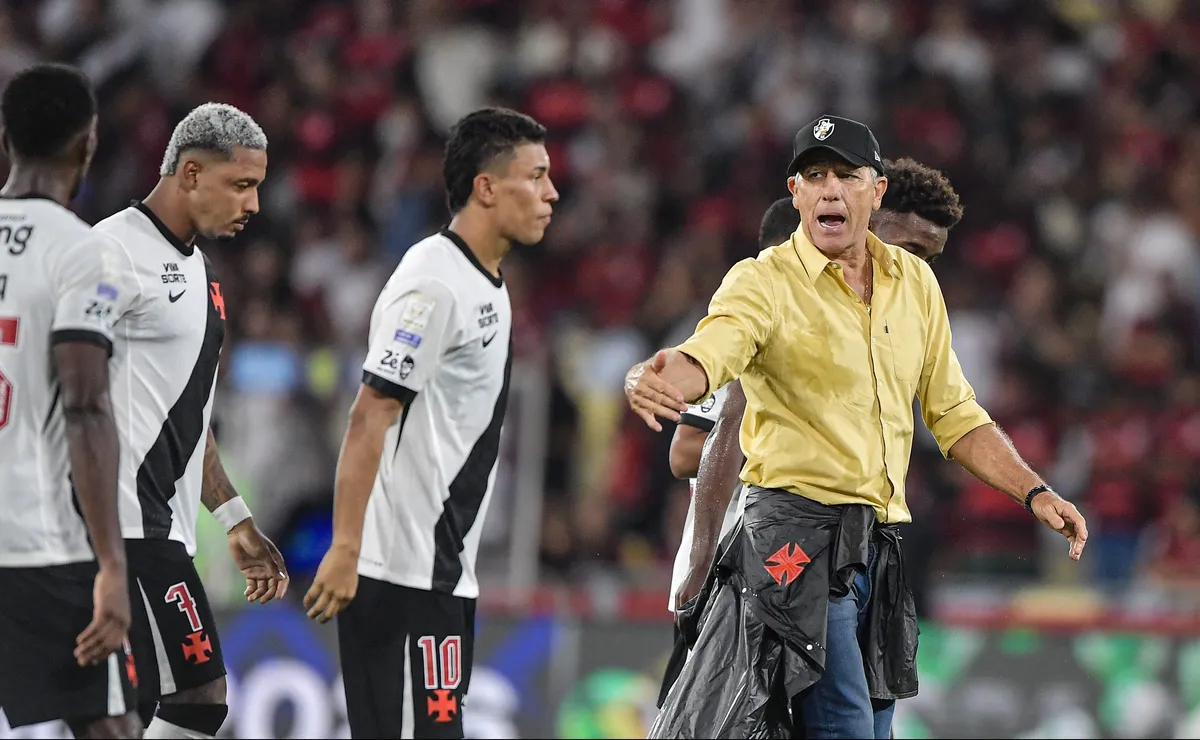 Provável escalação: Renato Gaúcho esboça Vasco com novidades para enfrentar o Athletico-PR no Brasileirão