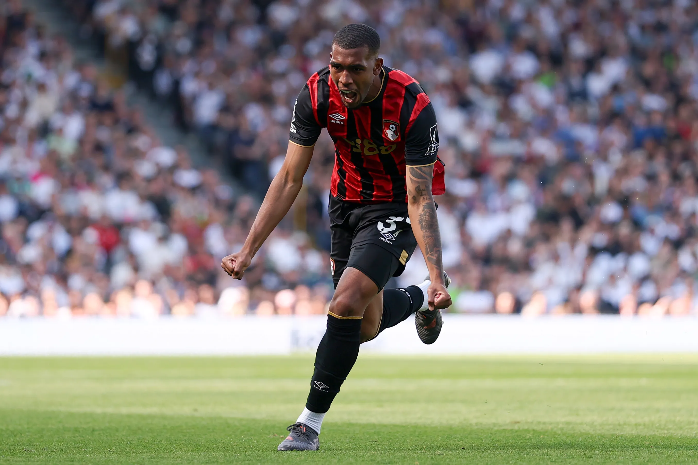 Rayan comemora gol diante do Fulham. Photo by Ryan Pierse/Getty Images