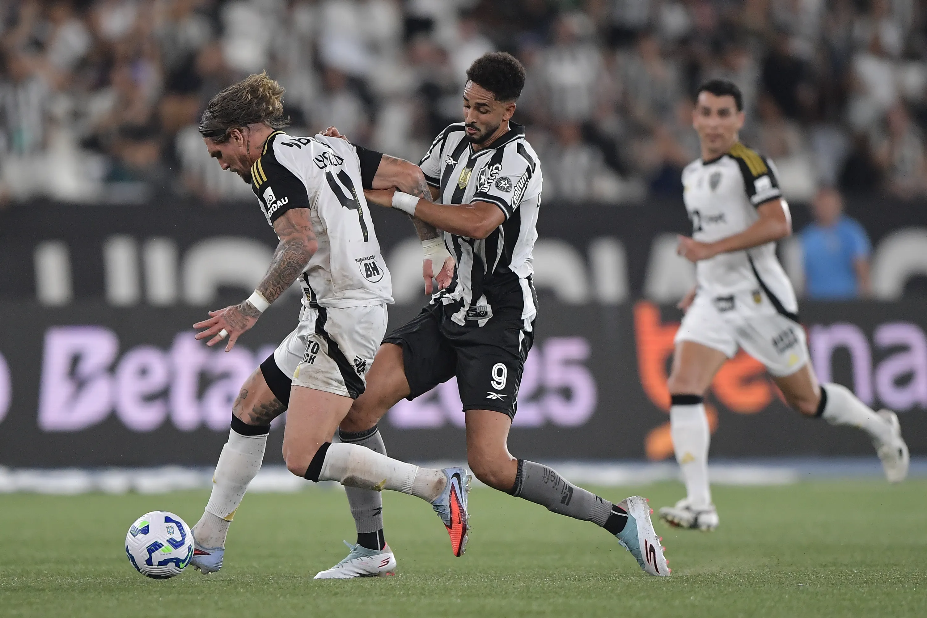 Chris Ramos jogador do Botafogo disputa lance com Lyanco jogador do Atletico-MG. Foto: Thiago Ribeiro/AGIF