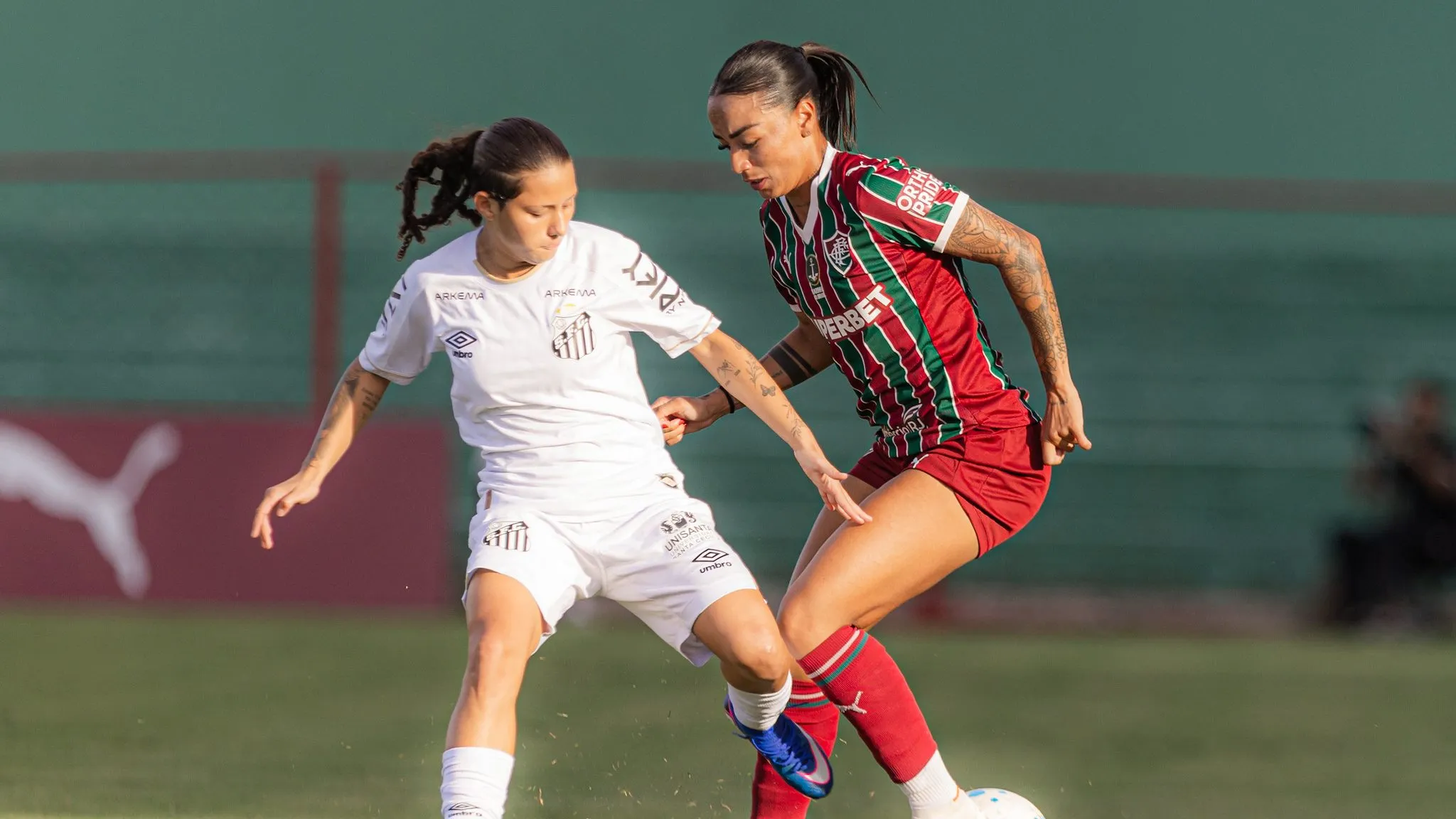 Evelin Bonifacio, jogadora do Santos, em dividida com atleta do Fluminense