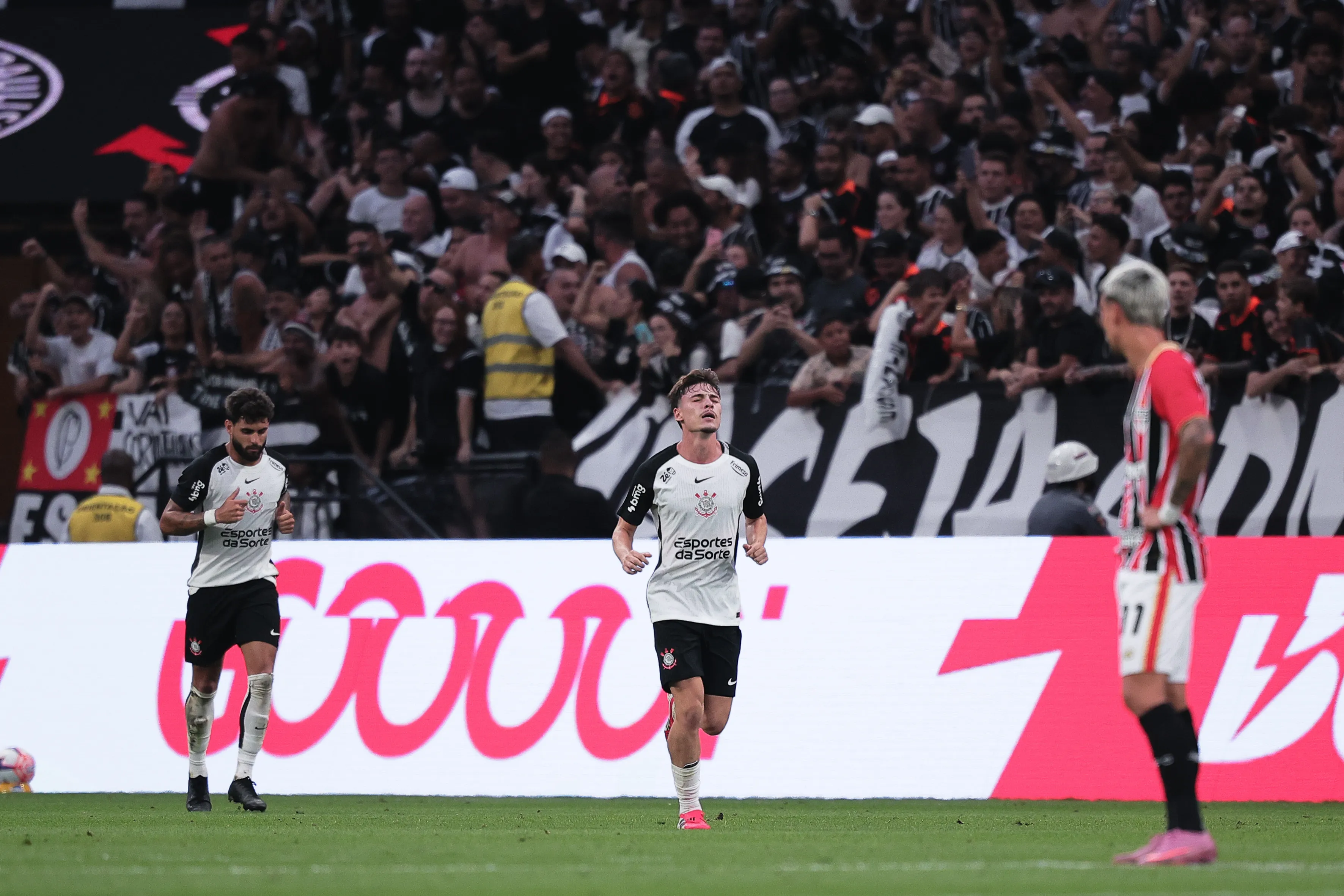 Breno Bidon jogador do Corinthians comemora seu gol durante partida contra o Sao Paulo no estadio Arena Corinthians pelo campeonato Paulista 2026. Foto: Ettore Chiereguini/AGIF