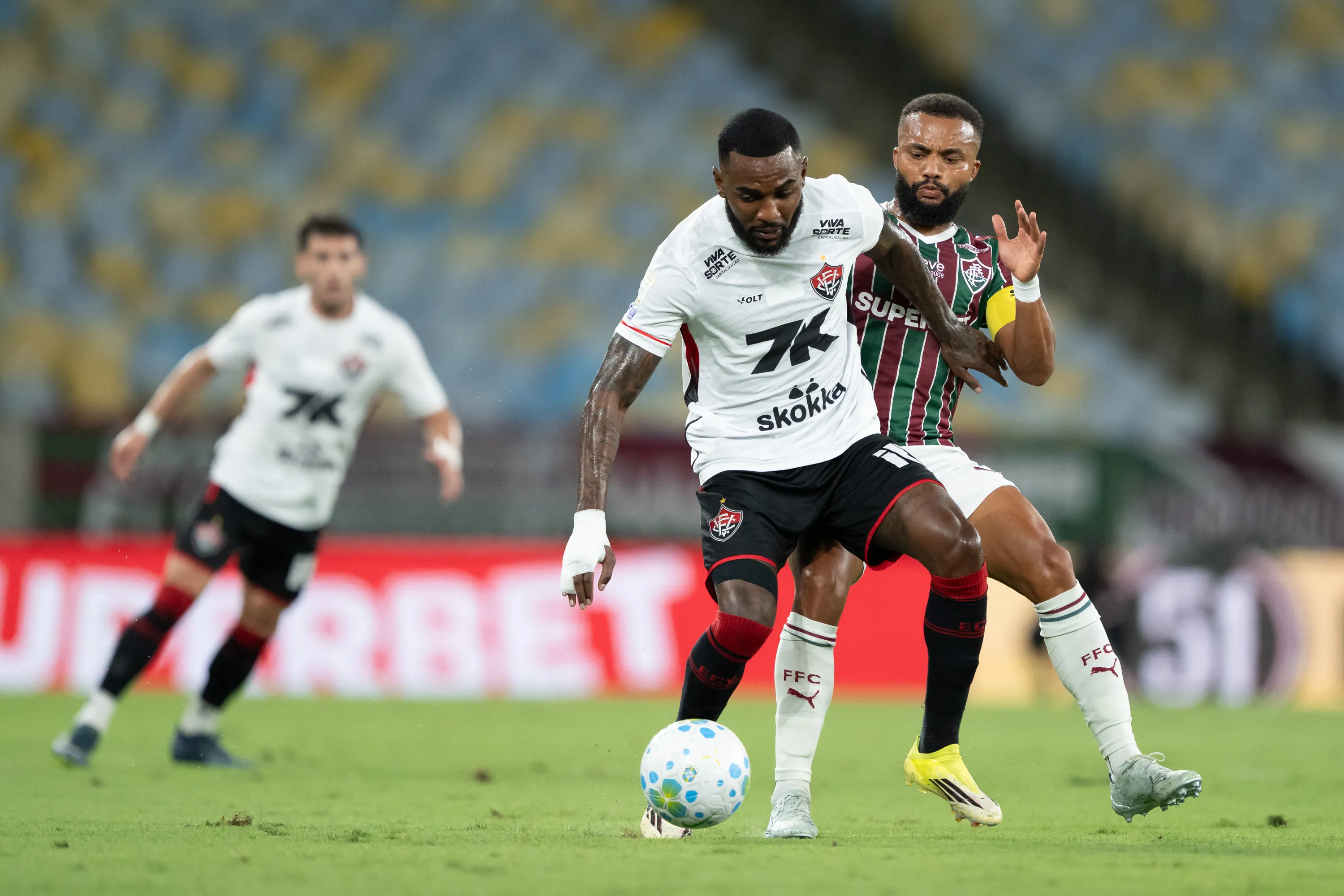 RJ – RIO DE JANEIRO – 09/05/2026 – BRASILEIRO A 2026, FLUMINENSE X VITORIA – Samuel Xavier jogador do Fluminense disputa lance com Ramon jogador do Vitoria durante partida no estadio Maracana pelo campeonato Brasileiro A 2026. Foto: Jorge Rodrigues/AGIF
