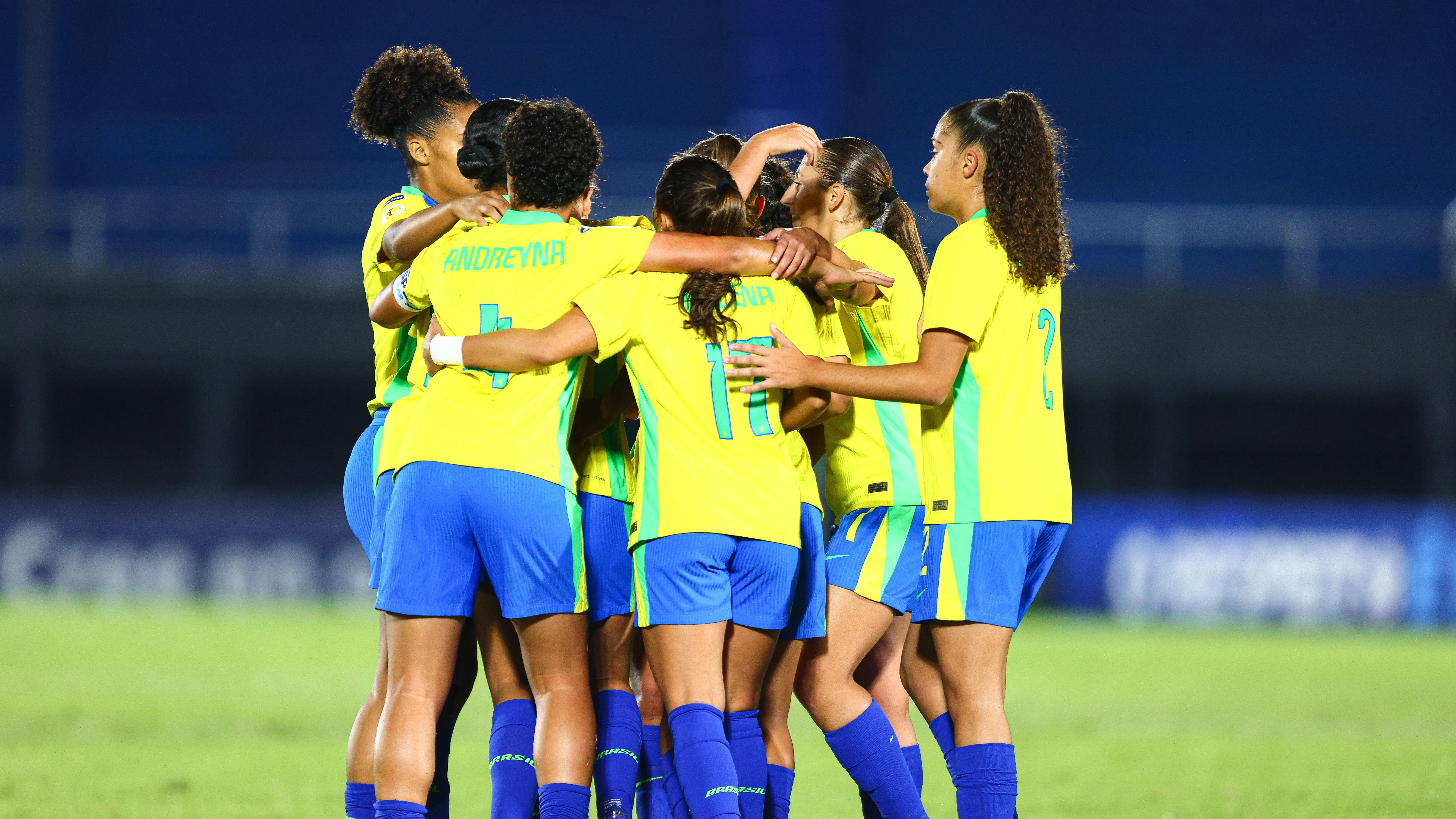 Seleção Brasileira comemora gol de Gamonal no Sul-Americano Feminino Sub-17