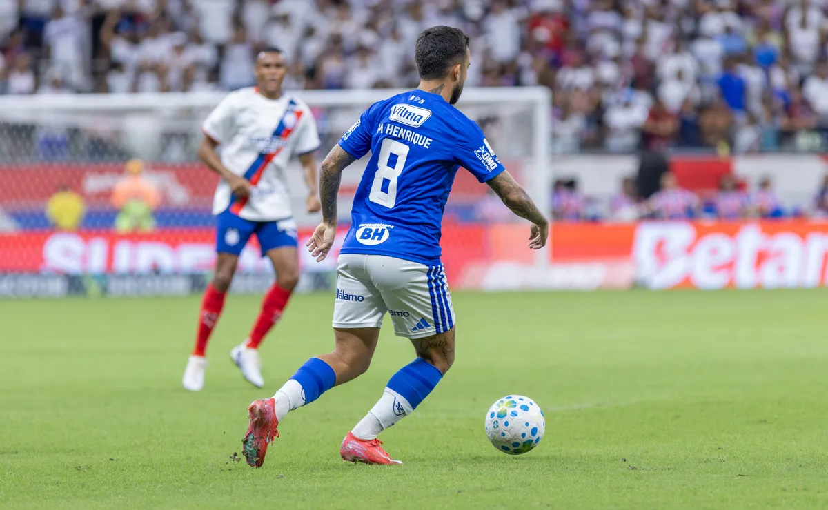 Matheus Henrique é levado ao hospital durante Bahia x Cruzeiro; volante chegou a cuspir sangue no vestiário